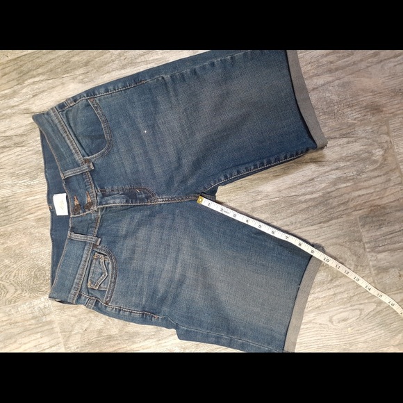 Levi’s shorts sz 4 with 30 waist/ 10 in inseam - Picture 3 of 6